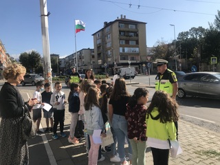 Деца от II В клас в 3 ОУ „Димитър Талев“ с подарък към водачите в Деня без загинали на пътя