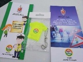 Деца от Търговище и Попово раздаваха флаери за пътна безопасност на водачи на МПС