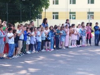 Водач на служебно куче гостува на децата в Елена