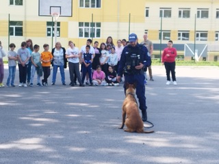 Водач на служебно куче гостува на децата в Елена