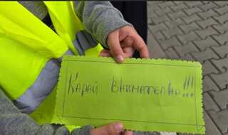 Деца от Детското полицейско управление при 03 ОУ „Димитър Талев“ връчиха собственоръчно изработени рисунки на водачи на МПС с призив " Карай внимателно"