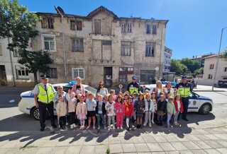 Малчугани от детска градина „Ведрица“ в  Благоевград подариха свои рисунки на изрядни водачи в обявения Ден без загинали на пътя