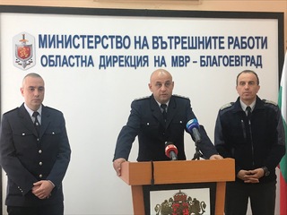 Комисар Антон Доклев, старши инспектор Цветан Ангелов и главен инспектор Юлиян Петров оповестиха предприетите мерки за спокойни и безопасни Коледни и Новогодишни празници