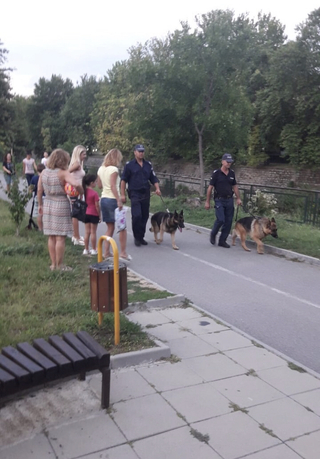 Пеши патрули и служители с полицейски кучета се грижат за обществения ред в Благоевград