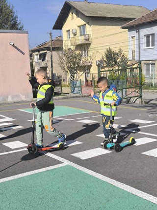 Възпитаници на детска градина 12 „Радост“ връчиха послания на водачи на автомобили