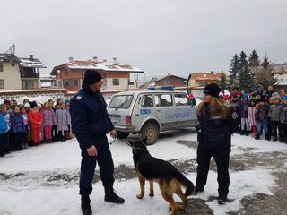 Демонстрация на работа с полицейско куче пред ученици в Банско, Добринище и с.Места