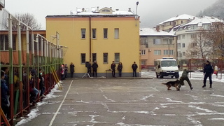 От полицейски служители на ОДМВР-Благоевград бе проведена открита демонстрация в изпълнение на Националната програма „Работа на полицията в училищата“