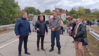 Съвместни екипи на полицията, пожарната и общинската администрация работят на терен, заради възникналата кризисна ситуация при езерето край с. Николово