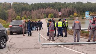 Съвместни екипи на полицията, пожарната и общинската администрация работят на терен, заради възникналата кризисна ситуация при езерето край с. Николово