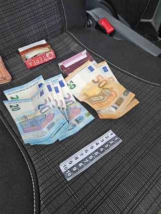 Двама служители на ИААА са задържани, поискали и получили подкуп от чуждестранни водачи