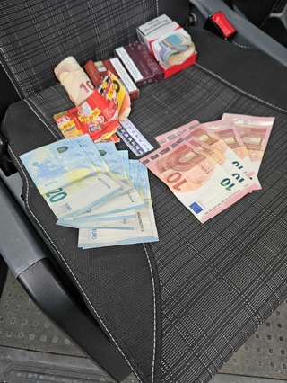 Двама служители на ИААА са задържани, поискали и получили подкуп от чуждестранни водачи