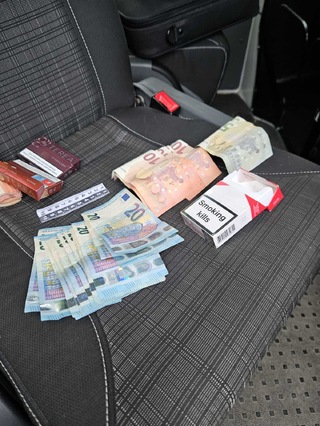 Двама служители на ИААА са задържани, поискали и получили подкуп от чуждестранни водачи