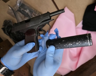 Столични полицаи иззеха голямо количество наркотици и бойни пистолети със заличени номера и заглушител