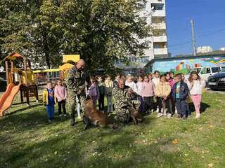 Полицейски кучета и техните водачи гостуваха в шуменската детска градина ”Златна рибка“