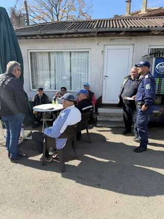 Полицията близо до хората