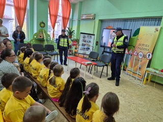 Полицейски служители от РУ- Шумен проведоха беседа по безопасност на движението с родители и възпитаници на ДГ “Пчелица“