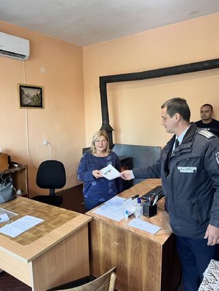 Мобилни екипи на ОДМВР- Шумен се срещнаха днес с жителите на селата Беджене и Преселка