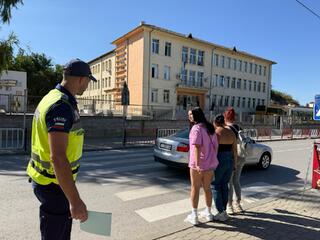 Полицейски служители с беседи към ученици и пешеходци във Върбица и Каолиново