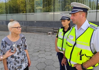 Пътните полицаи Николай Николов и Йоана Йорданова запознаха с новите задължения пешеходците по време на придвижването им с автобус по една от натоварените линии в града