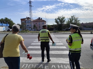 Пътните полицаи Николай Николов и Йоана Йорданова запознаха с новите задължения пешеходците по време на придвижването им с автобус по една от натоварените линии в града