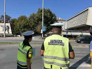 Пътните полицаи Николай Николов и Йоана Йорданова запознаха с новите задължения пешеходците по време на придвижването им с автобус по една от натоварените линии в града