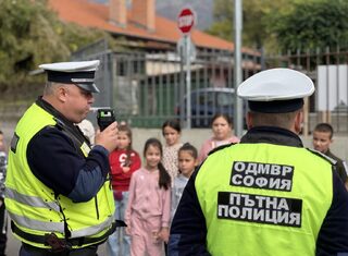 Полицията в Годеч с превантивна беседа пред ученици за безопасността им на пътя