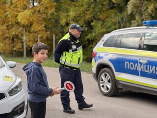 Полицията в Годеч с превантивна беседа пред ученици за безопасността им на пътя