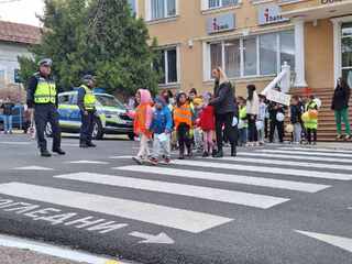 Деца от Долна баня с урок по пътна безопасност