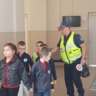 В Търговище полицейски служители показаха на близо 100 първокласници как да пресичат правилно на пешеходна пътека