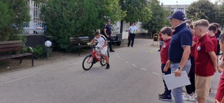 В Търговище полицейски служители показаха на близо 100 първокласници как да пресичат правилно на пешеходна пътека