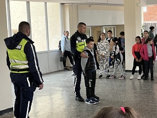 Представители на „Пътна полиция“ гостуваха на СУ „Владимир Комаров“ във В. Търново