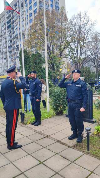 СЛУЖБА, ЧЕСТ И ПРИЗНАТЕЛНОСТ – РУСЕ ОТБЕЛЯЗА ДЕНЯ НА ПОЛИЦИЯТА