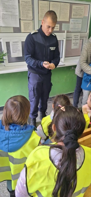 Деца от радомирски детски градини гостуваха в Районното управление по случай Деня на българската полиция