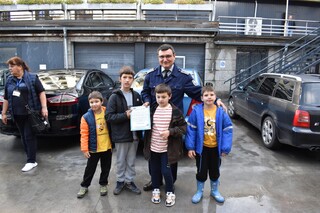 Деца от Велико Търново отправиха специални поздрави към служителите в ОДМВР – В. Търново по повод професионалният им празник