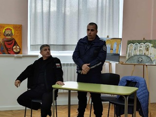 Полицейски служители от областната дирекция на полицията в Шумен изнесоха лекция пред седмокласници в СУ“ Йоан Екзарх Български“ за справяне с агресията и действия при терористични заплахи