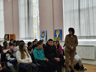 Полицейски служители от областната дирекция на полицията в Шумен изнесоха лекция пред седмокласници в СУ“ Йоан Екзарх Български“ за справяне с агресията и действия при терористични заплахи