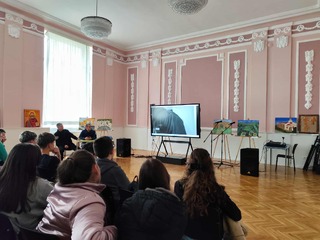 Полицейски служители от областната дирекция на полицията в Шумен изнесоха лекция пред седмокласници в СУ“ Йоан Екзарх Български“ за справяне с агресията и действия при терористични заплахи