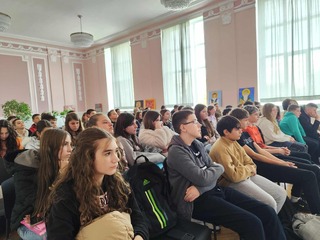 Полицейски служители от областната дирекция на полицията в Шумен изнесоха лекция пред седмокласници в СУ“ Йоан Екзарх Български“ за справяне с агресията и действия при терористични заплахи