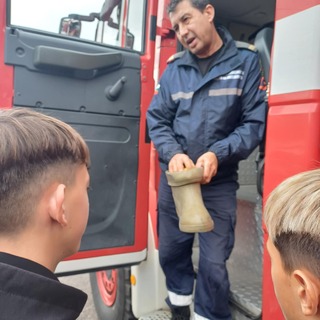 Седмокласници от търговищко училище посетиха пожарната и се запознаха с професията на огнеборците