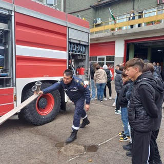 Седмокласници от търговищко училище посетиха пожарната и се запознаха с професията на огнеборците