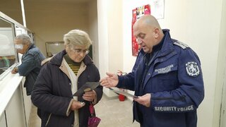 Полицейски служители от РУ – Нови пазар с превантивна кампания сред пенсионери
