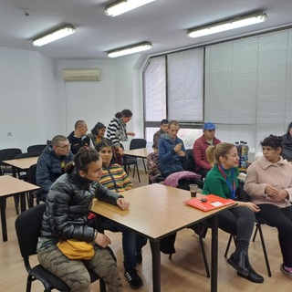 Млади хора от Комплекса за социално развитие в Търговище гостуваха в областната дирекция и поздравиха полицейските служители за професионалния им празник - Св. Архангел Михаил