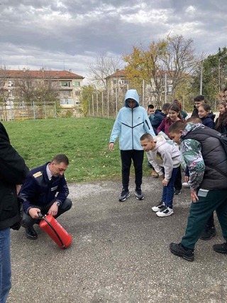 Занятие по Детско полицейско управление в ОУ „Св. Св. Кирил и Методий“ - Велики Преслав