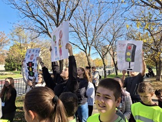 Полицейски служители партньори в инициативата „Безопасно до училище“ на СУ „Св. Софроний Врачански“ в Пловдив