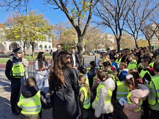 Полицейски служители партньори в инициативата „Безопасно до училище“ на СУ „Св. Софроний Врачански“ в Пловдив