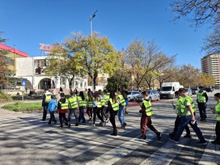 Полицейски служители партньори в инициативата „Безопасно до училище“ на СУ „Св. Софроний Врачански“ в Пловдив