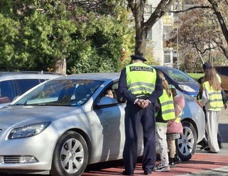 Полицейски служители партньори в инициативата „Безопасно до училище“ на СУ „Св. Софроний Врачански“ в Пловдив