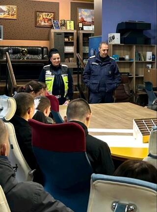 Гимназисти от Своге с инициатива по повод Световния ден за възпоменание на жертвите от ПТП