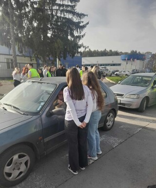 Полицейски служители и доброволци към Общинския съвет по наркотични вещества с послания към шофьорите по повод Световния ден в памет на жертвите от ПТП