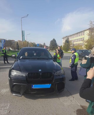 Полицейски служители и доброволци към Общинския съвет по наркотични вещества с послания към шофьорите по повод Световния ден в памет на жертвите от ПТП
